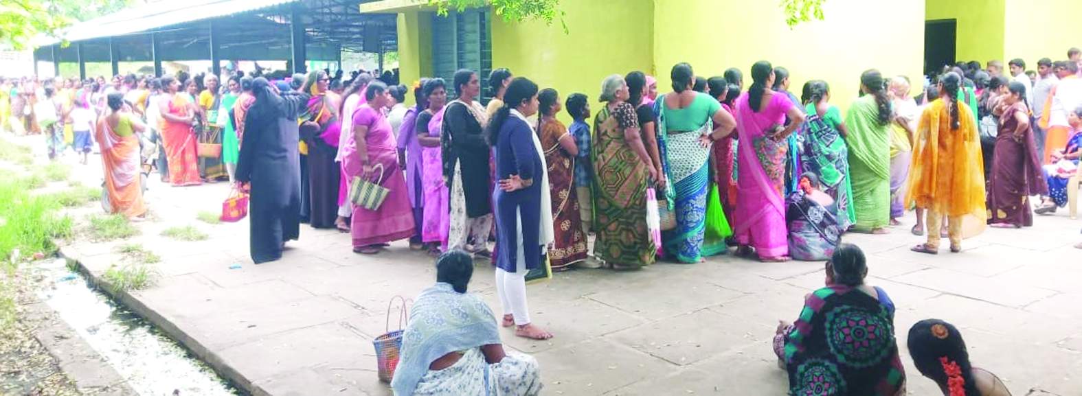 టమోటా కోసం కిక్కిరిసిన జనం