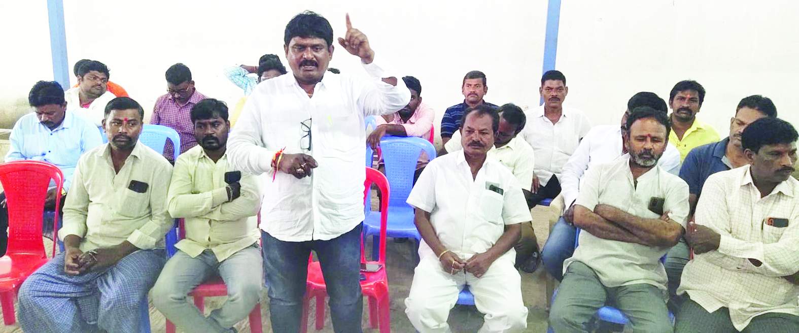 సమావేశంలో మాట్లాడుతున్న రమేష్‌ యాదవ్‌