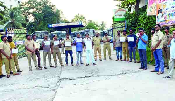 ఆర్టీసీ అద్దె బస్సు కార్మికులపై వేధింపులు ఆపాలని ధర్నా