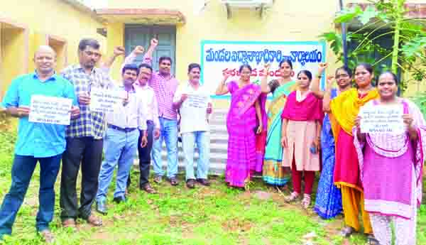 ఎస్‌ఎస్‌ఎ ఒప్పంద ఉద్యోగుల నిరసన