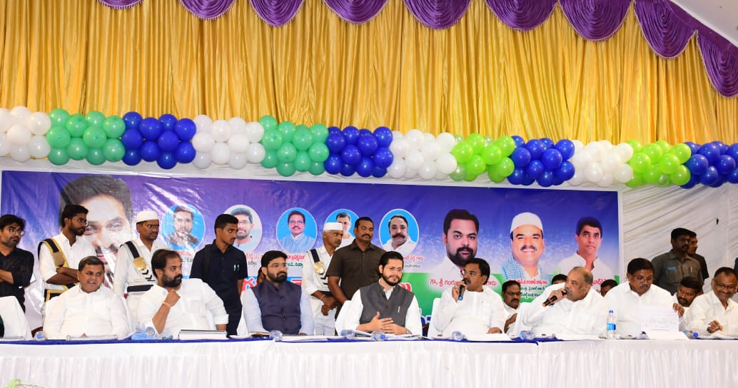 సమావేశంలో మాట్లాడతున్న ఉప ముఖ్యమంత్రి అంజాద్‌ బాషా, పాల్గొన్న కలెక్టర్‌, ఎంపీ, ఎమ్మెల్యే, మాజీ ఎమ్మెల్సీ