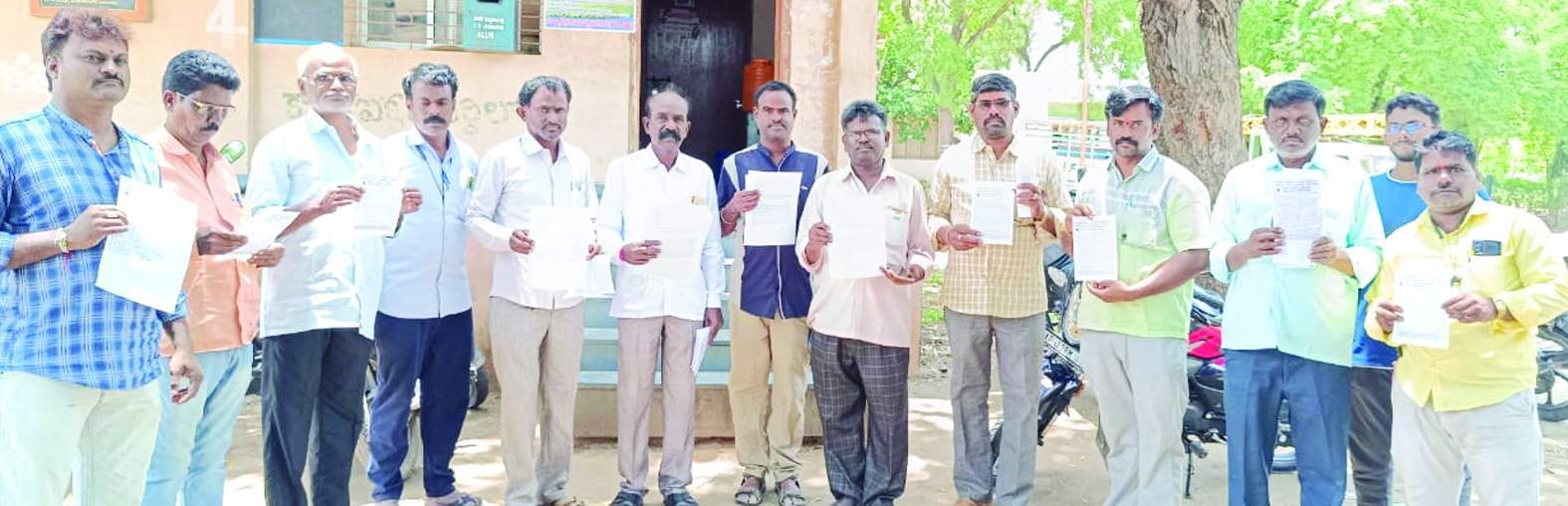 మాట్లాడుతున్న సిఐటియు జిల్లా ప్రధాన కార్యదర్శి అంజిబాబు