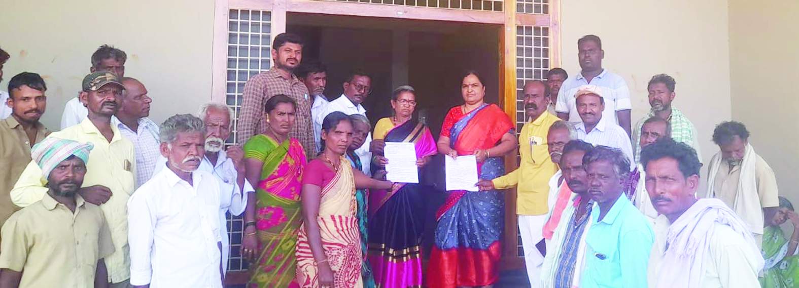 ఎంపిపి రంగమ్మకు వినతిపత్రం అందజేస్తున్న పంచాయతీ కార్మికులు