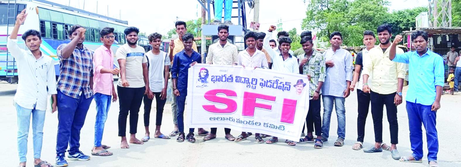 అంబేద్కర్‌ సర్కిల్‌లో నిరసన చేపడుతున్న నాయకులు