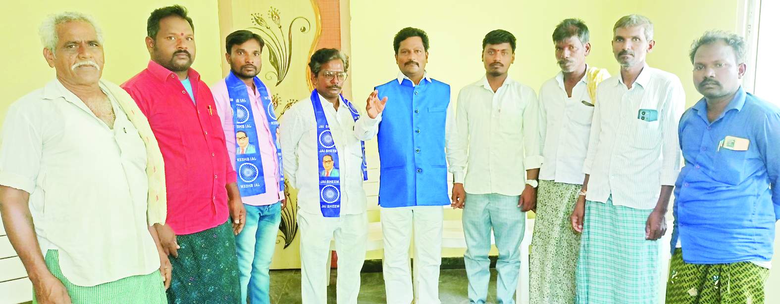 సమావేశంలో మాట్లాడుతున్న మహానంది