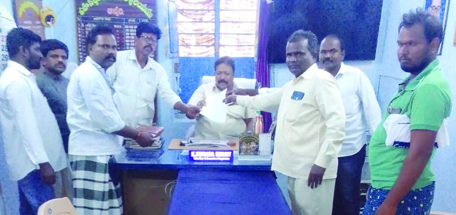 ఆస్పరిలో వినతిపత్రం అందజేస్తున్న నాయకులు