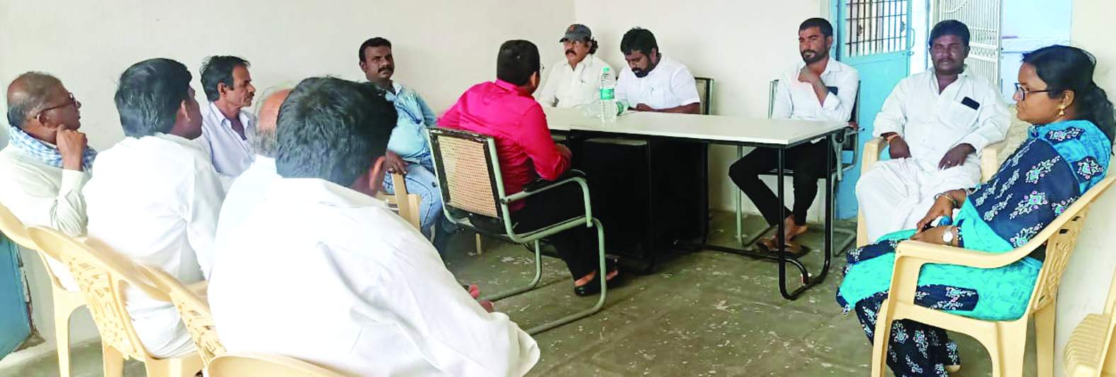 వేలం పాటలో మాట్లాడుతున్న అధికారులు