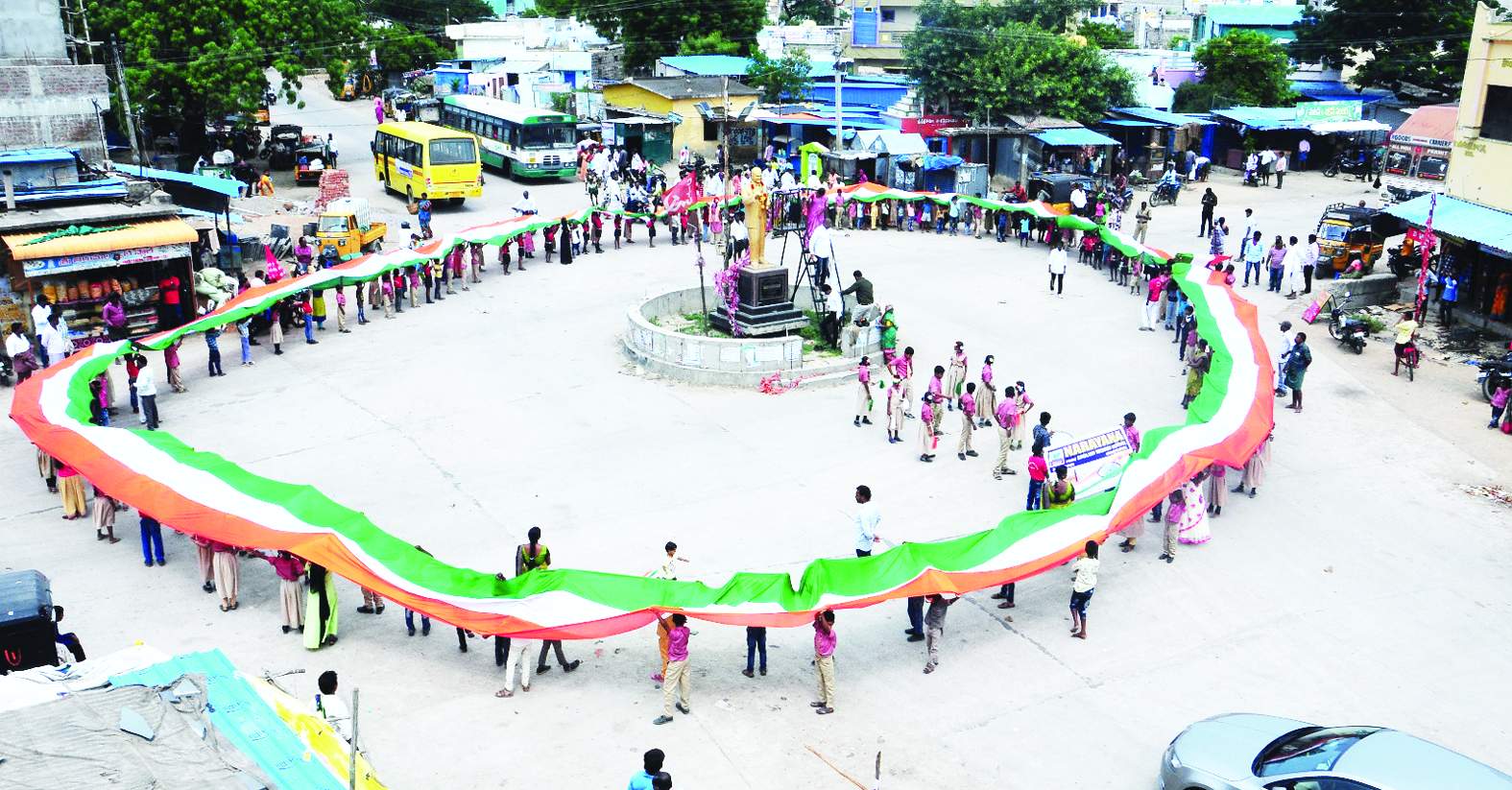 ర్యాలీ ప్రదర్శనలో 150 మీటర్ల త్రివర్ణ జెండా