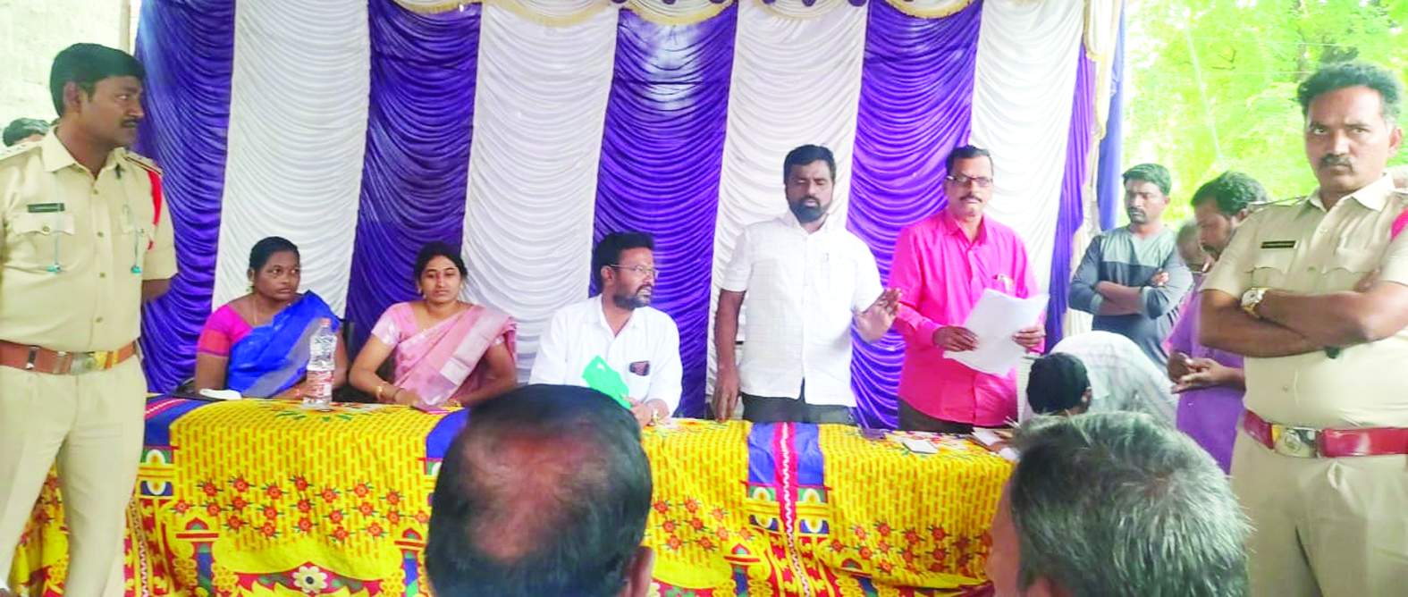 వేలం పాటలో పాల్గొన్న పత్తికొండ డిఎల్‌పిఒ ప్రకాష్‌ నాయుడు