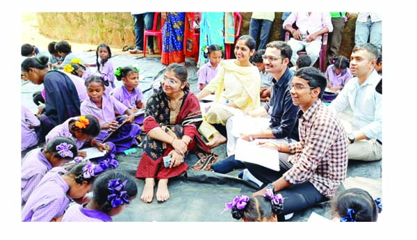 పథకాల అమలుపై గిరిజనులతో మాట మంతీ