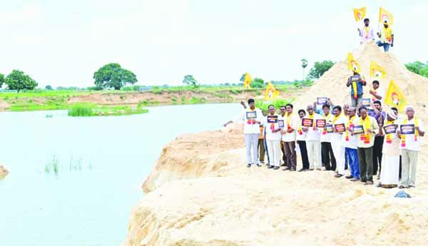 ఇసుక తవ్వకాలతో చెరువులుగా శివారు గ్రామాలు: నరేంద్రవర్మ