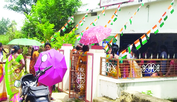  'చేయూత'కోసం మండుటెండలో నిరీక్షణ