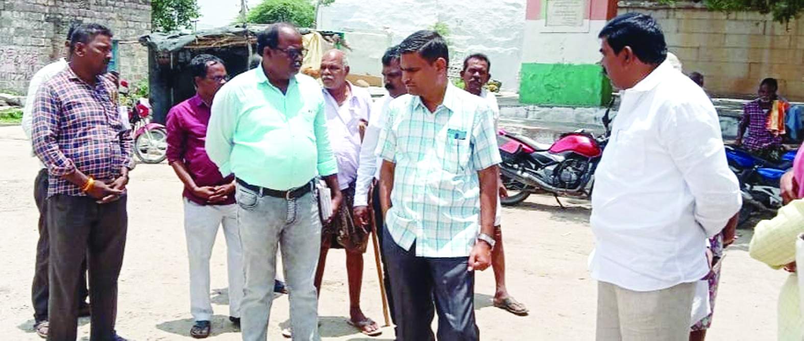 చిప్పగిరిలో ట్రాన్స్‌కో డిఇతో మాట్లాడుతున్న జడ్‌పిటిసి విరుపాక్షి