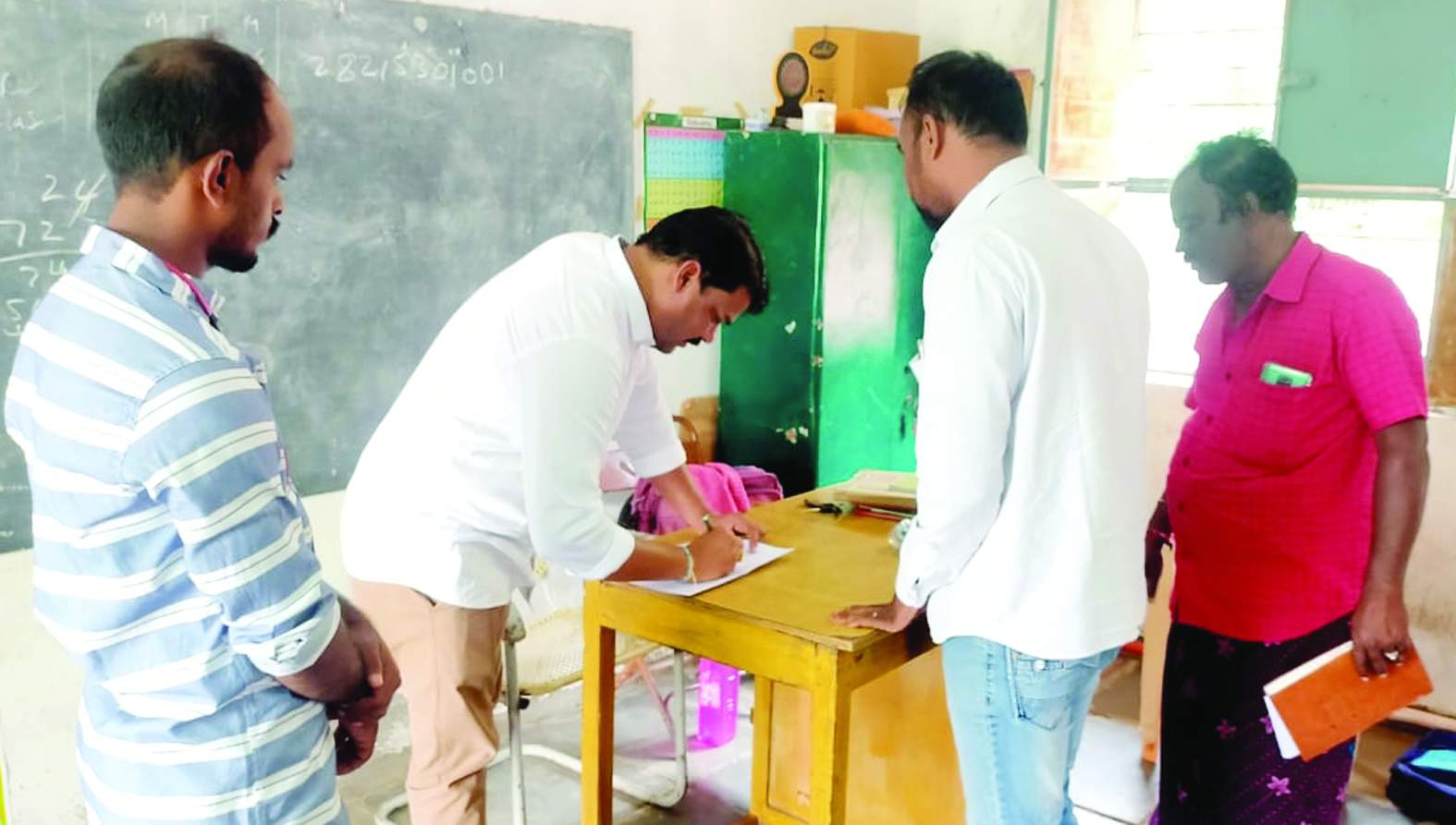 పోలింగ్‌ కేంద్రాలను పరిశీలిస్తున్న తహశీల్దార్‌ లక్ష్మీనారాయణ