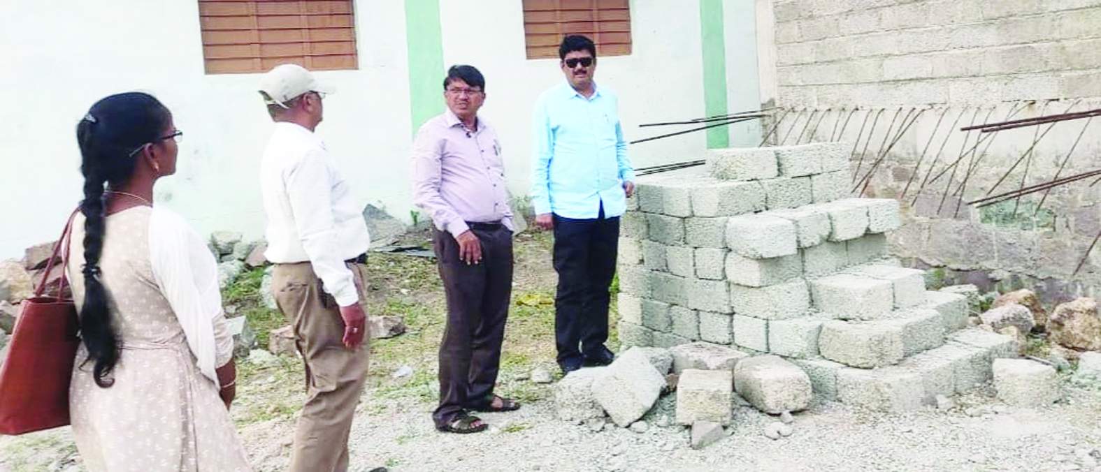 ఇంటి నిర్మాణాన్ని పరిశీలిస్తున్న డాక్టర్‌ వేణుగోపాల్‌, ఎంపిడిఒ కొండయ్య