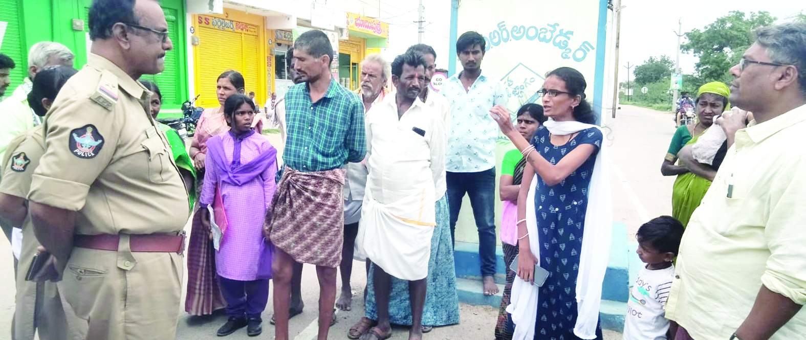 విద్యతో మాట్లాడుతున్న పోలీసులు