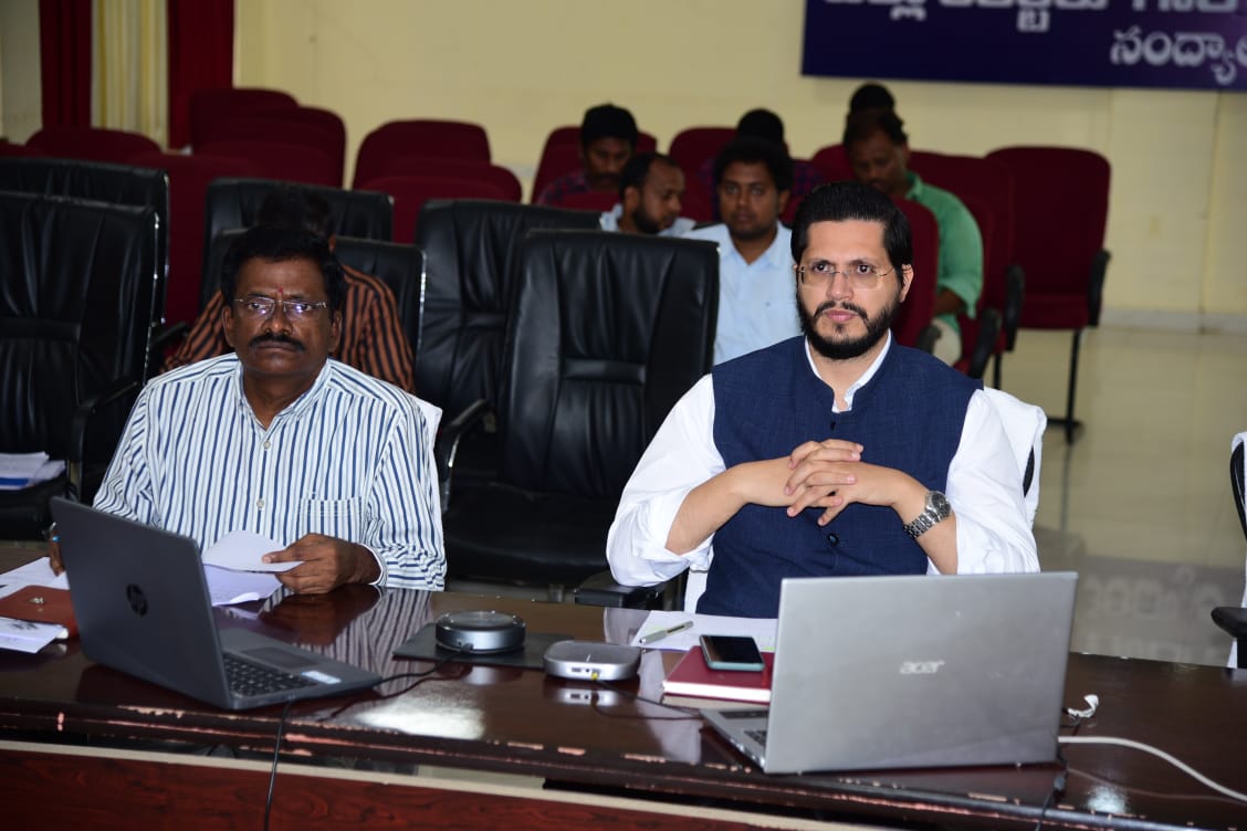 వీడియో కాన్ఫరెన్స్లో మాట్లాడుతున్న జిల్లా కలెక్టర్