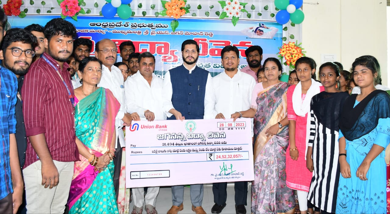 విద్యార్థుల తల్లిదండ్రులకు చెక్కును అందజేస్తున్న కలెక్టర్‌, ఉమ్మడి జిల్లా పరిషత్‌ చైర్మన్‌ తదితరులు