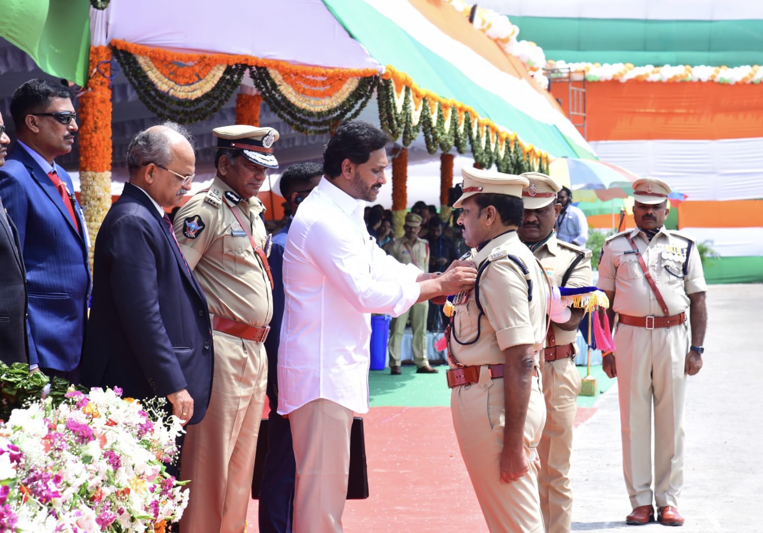 జిల్లా ఎస్‌పి రఘువీర్‌ రెడ్డికి ఇండియన్‌ పోలీస్‌ మెడల్‌ బహూకరిస్తున్న సిఎం వైఎస్‌ జగన్‌మోహన్‌ రెడ్డి