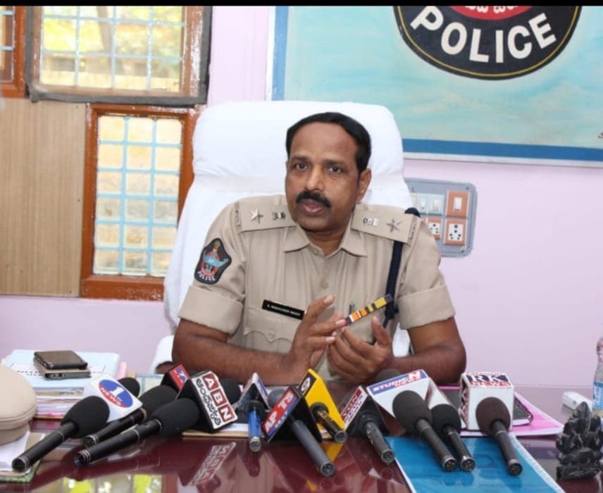 మీడియాతో మాట్లాడుతున్న జిల్లా ఎస్పీ