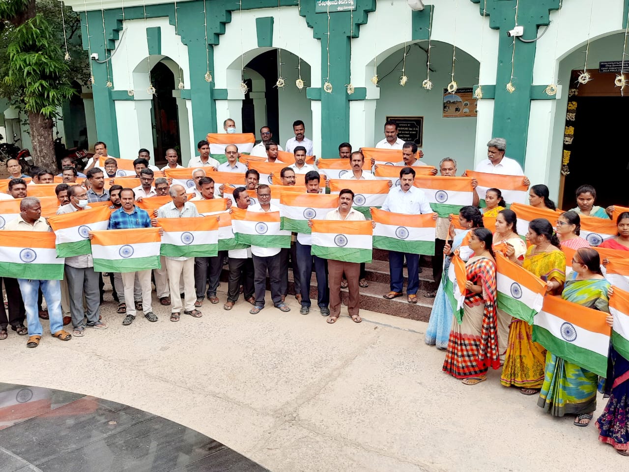 వీరులకు వందనం జెడ్‌పీలో జెండాల ప్రదర్శన