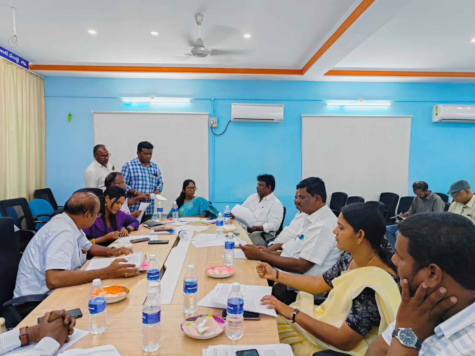 స్టాడింగ్‌ కమిటి సమావేశంలో మాట్లాడుతున్న నగర మేయర్‌ అముద