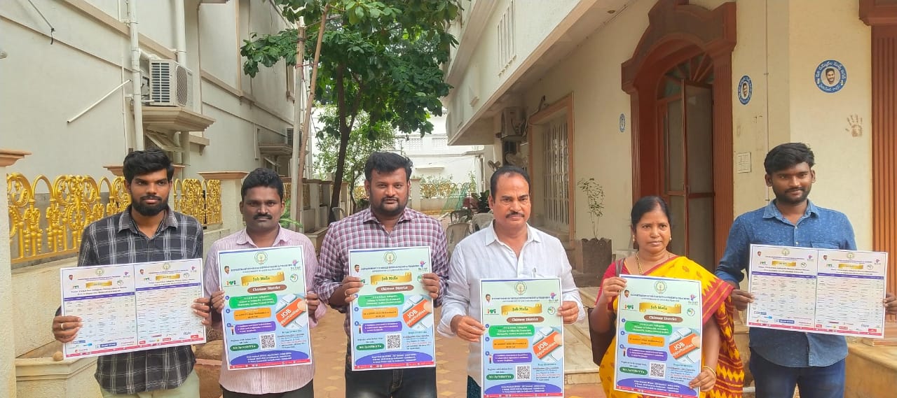 గోడపత్రికలు ఆవిష్కరిస్తున్న ఎమ్మెల్యే శ్రీనివాసులు 