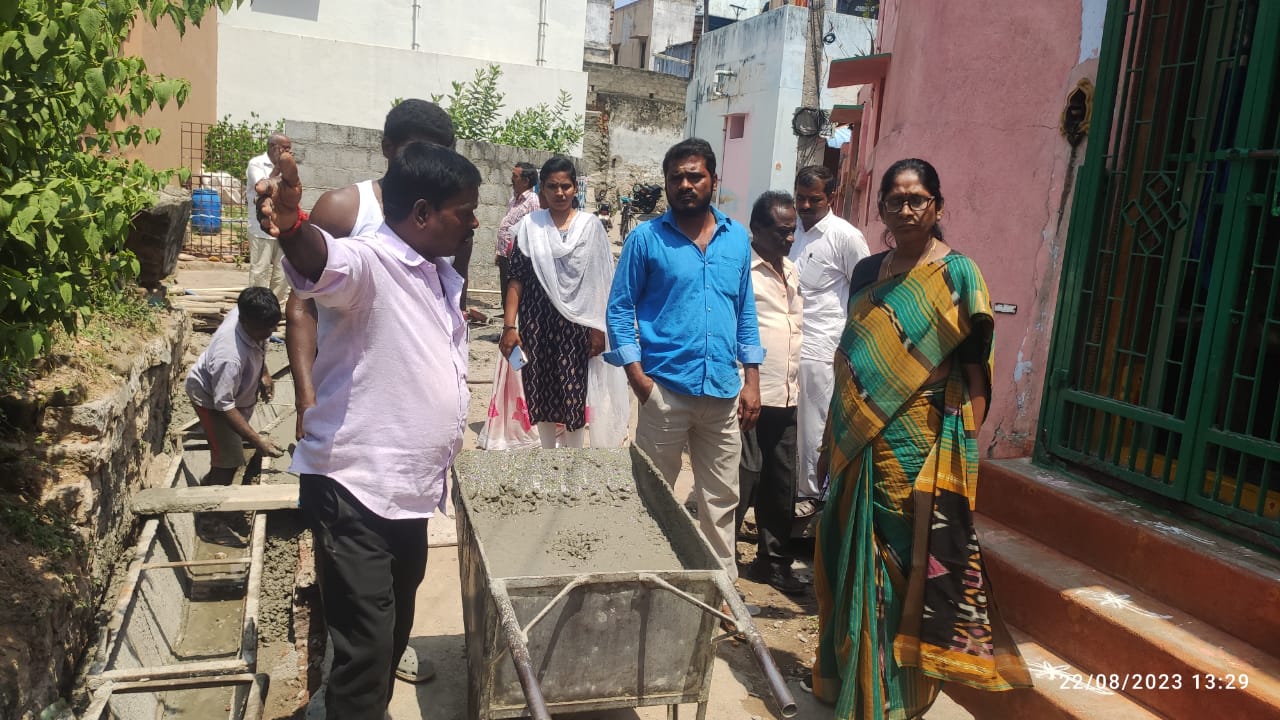 సీసీ కాలువ నిర్మాణాన్ని పరిశీలిస్తున్న నగర మేయర్‌ అముద