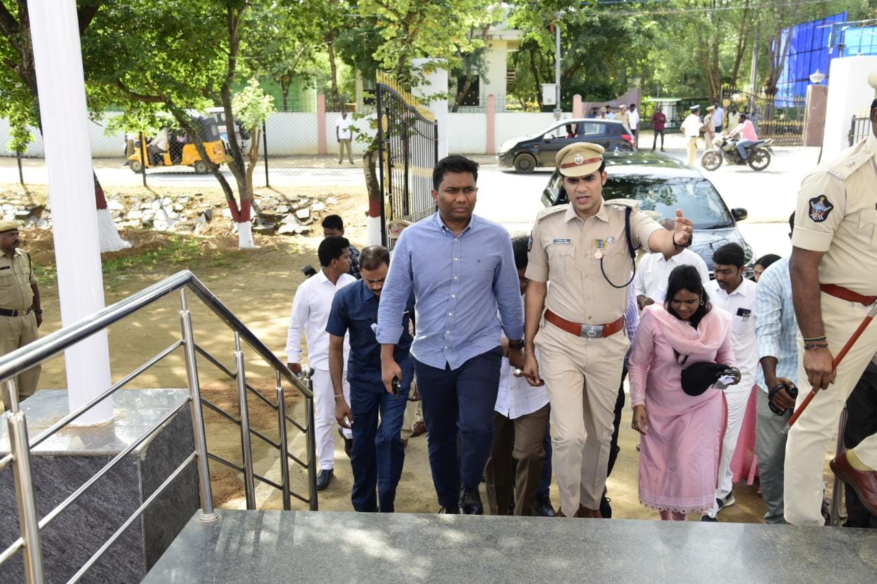 స్వాతంత్య్ర దినోత్సవ ఏర్పాట్లను పరిశీలిస్తున్న కలెక్టర్‌