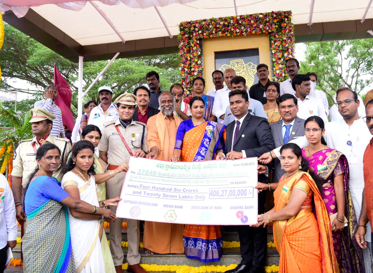 లబ్దిదార్లకు చెక్కులు పంపిణీ చేస్తున్న మంత్రి ఉషశ్రీచరణ్‌