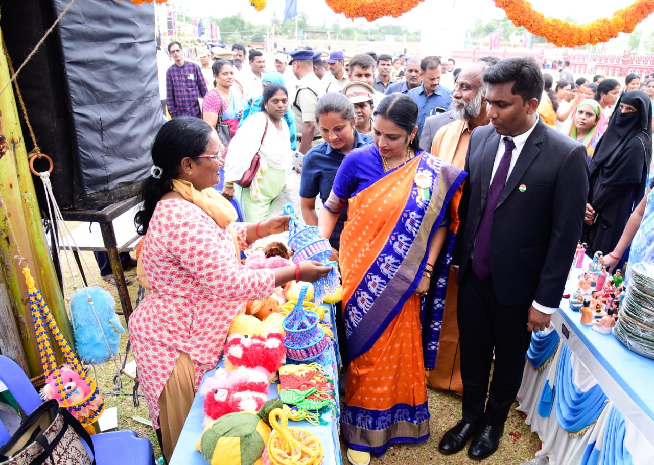 స్టాల్స్‌ను సందర్శిస్తున్న ఇన్‌ఛార్జి మంత్రి