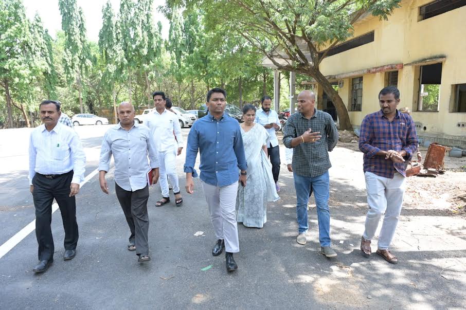 అమూల్‌ డెయిరీని పరిశీలిస్తున్న జిల్లా కలెక్టర్‌