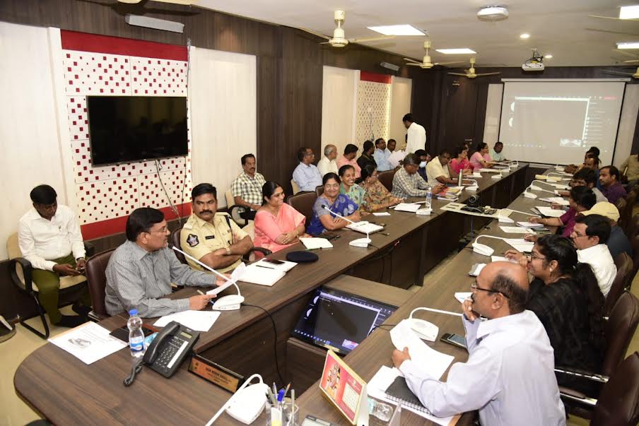 సీఎం పర్యటన ఏర్పాట్లపై సమీక్షిస్తున్న జాయింట్‌ కలెక్టర్‌ శ్రీనివాసులు