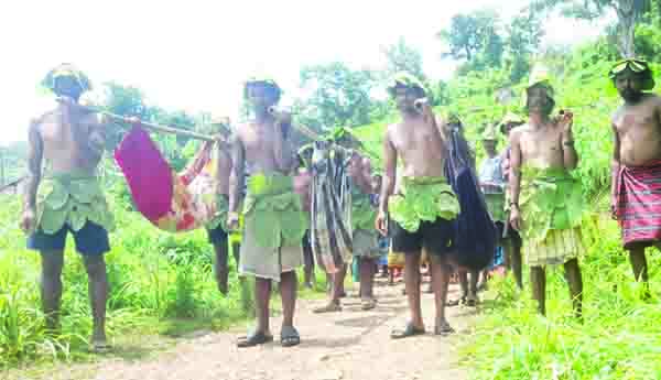 4కిలో మీటర్లు ఆదివాసీల డోలీయాత్ర