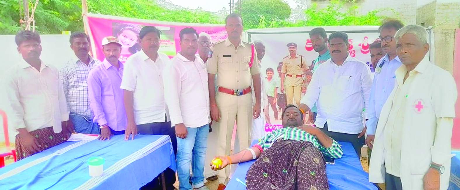 రవికృష్ణ పుట్టినరోజు వేడుకల్లో కప్పట్రాళ్ల గ్రామస్తులు