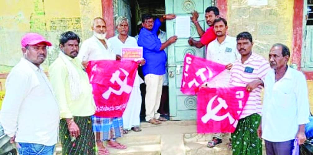 దేవనకొండలో నిరసన తెలుపుతున్న నాయకులు