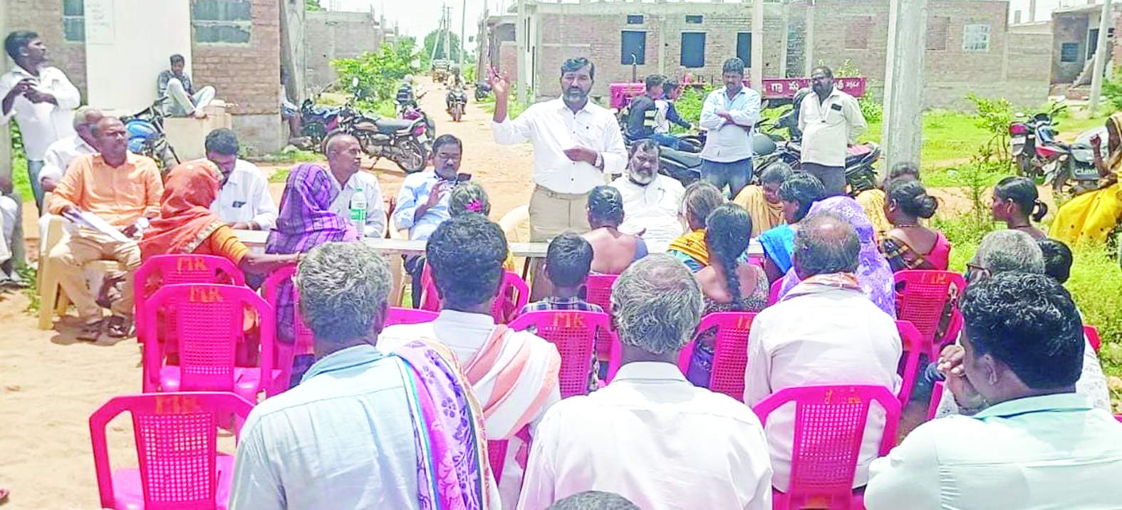 సమావేశంలో మాట్లాడుతున్న సర్పంచి అరుణ్‌ కుమార్‌