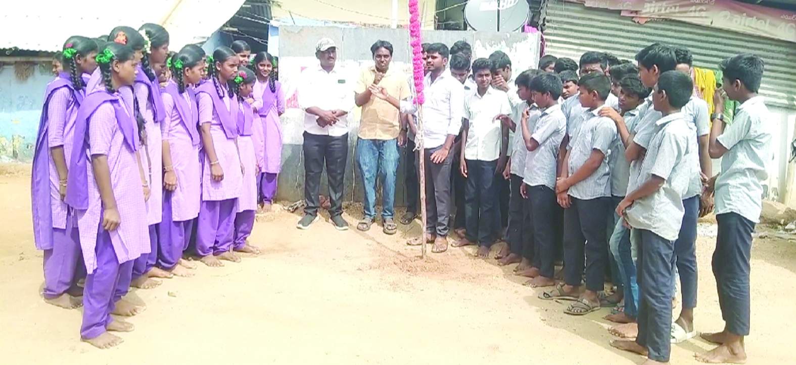 గోనెగండ్లలో జెండాను ఆవిష్కరిస్తున్న నాయకులు