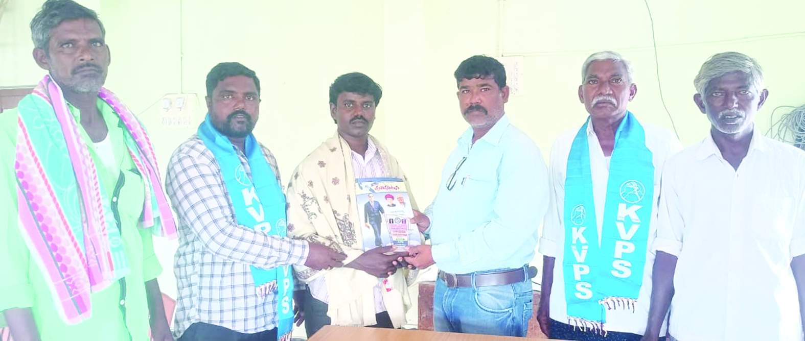 పాదయాత్రలో పాల్గొన్న వారిని సన్మానిస్తున్న నాయకులు