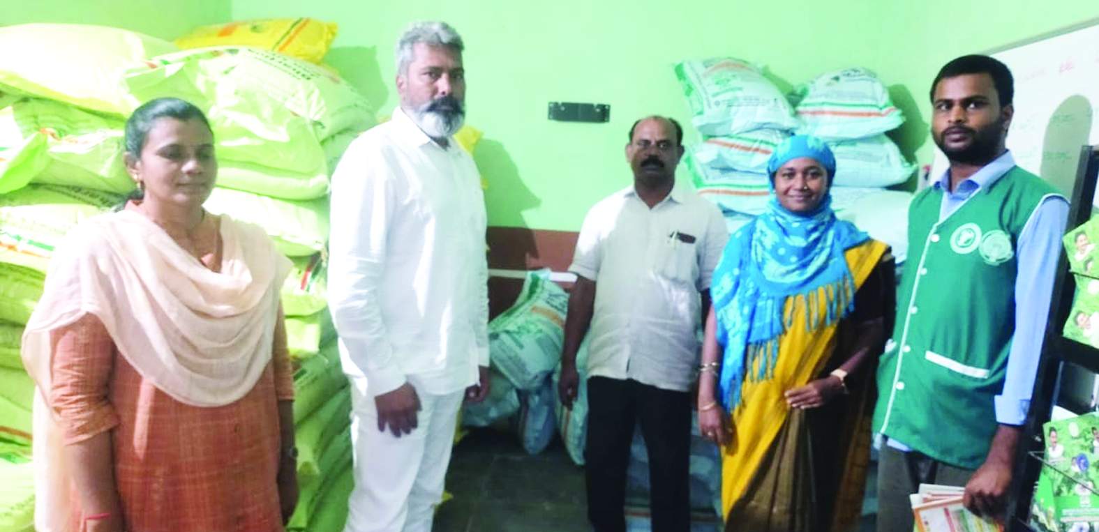 ఆర్‌బికెలో ఎరువులు పరిశీలిస్తున్న ఛైర్మన్‌, అధికారులు