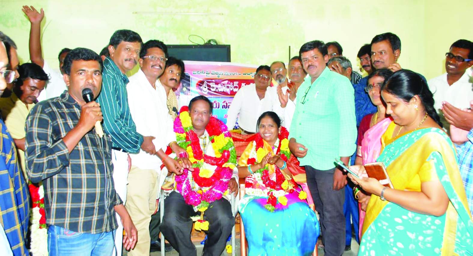 వినోద్‌ కుమార్‌ దంపతులను సన్మానిస్తున్న ఉపాధ్యాయులు