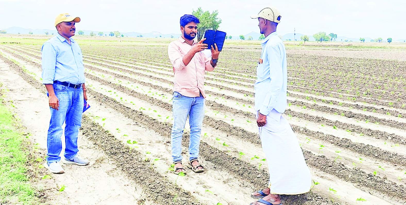పంట నమోదును పరిశీలిస్తున్న ఎఒ శివ శంకర్‌