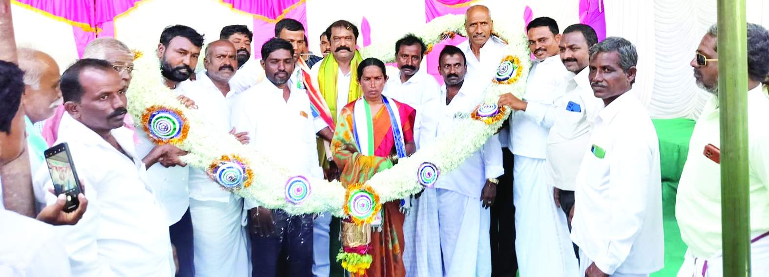 మంత్రి జయరామ్‌ను సన్మానిస్తున్న నాయకులు