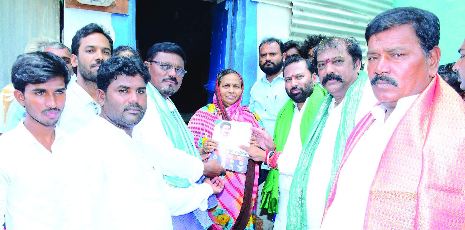 లబ్ధిదారులకు ధ్రువపత్రాలు అందజేస్తున్న మంత్రి గుమ్మనూరు