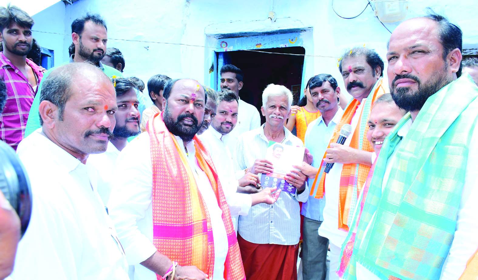 లబ్ధిపత్రాలను అందజేస్తున్న మంత్రి గుమ్మనూరు