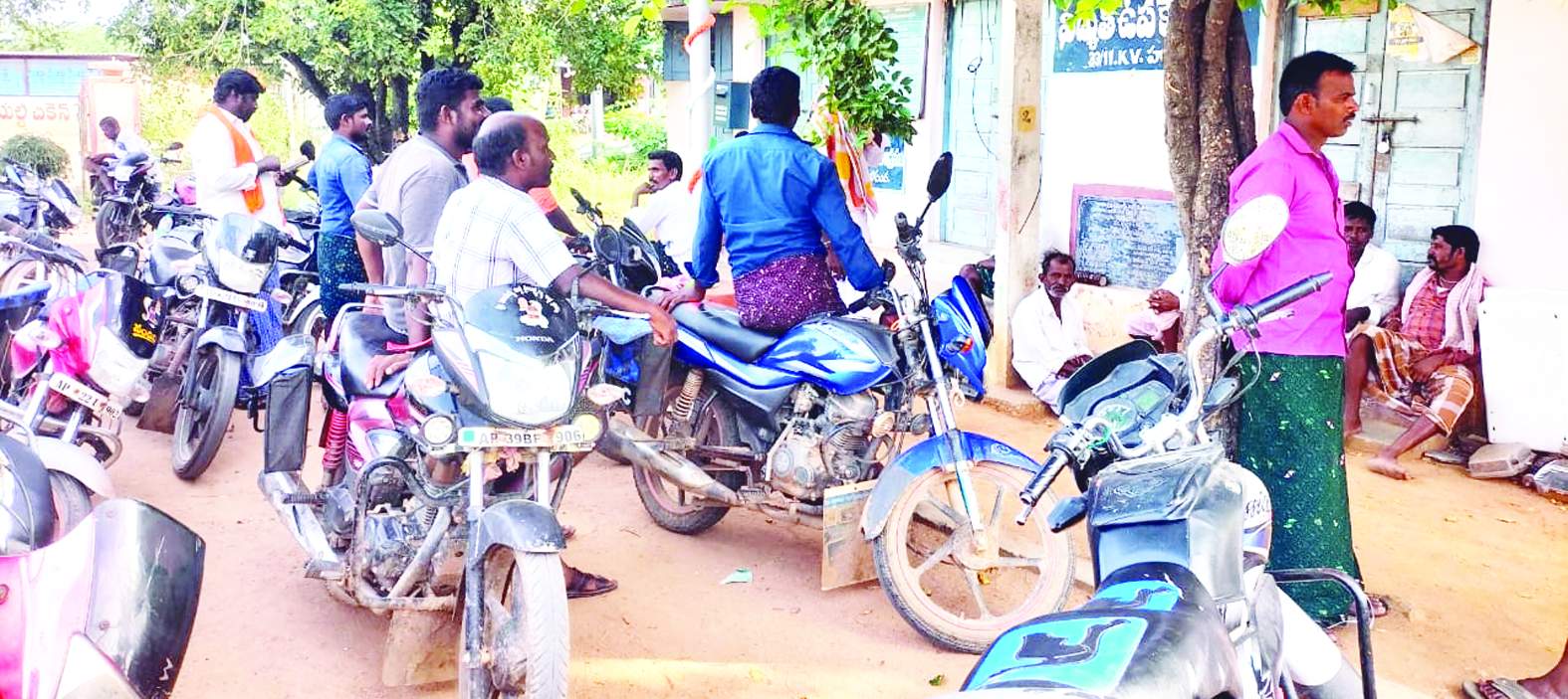 విద్యుత్‌ సబ్‌స్టేషన్‌ను ముట్టడించిన రైతులు