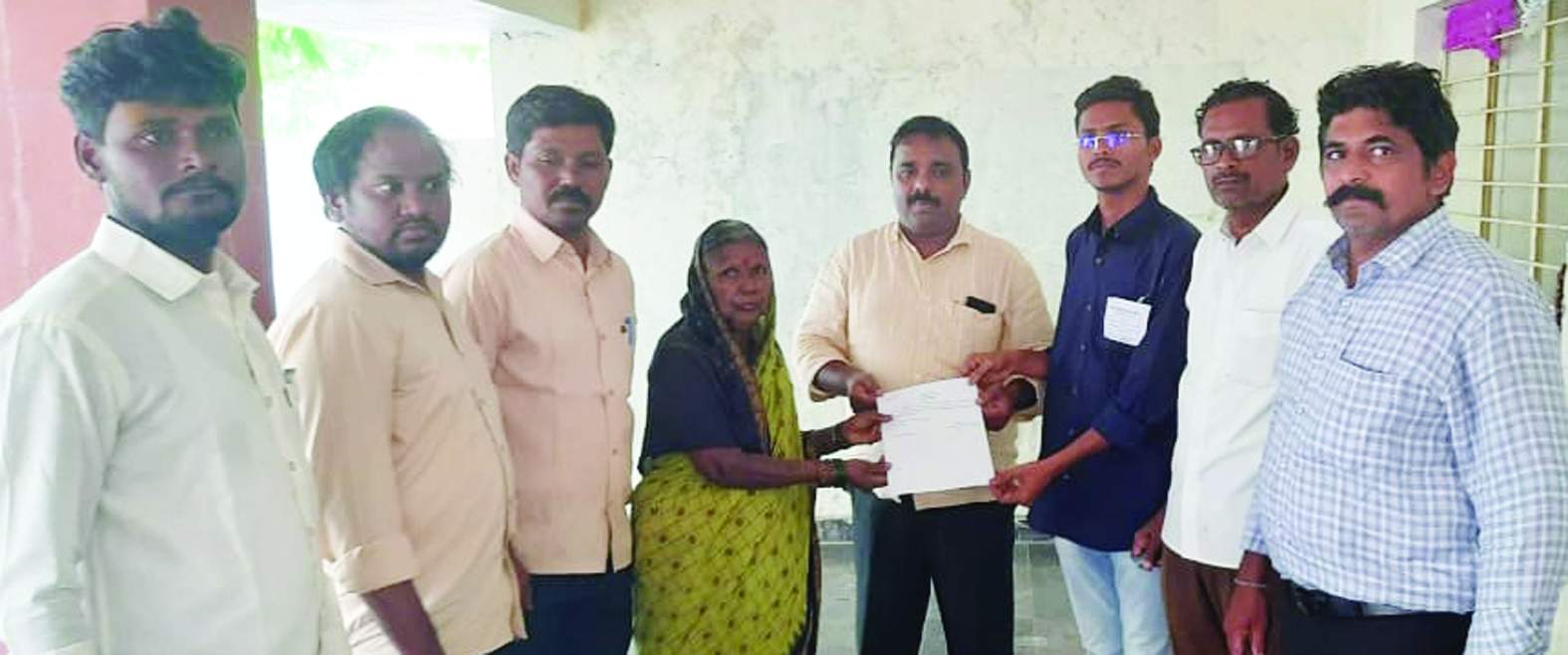 ధ్రువపత్రం అందజేస్తున్న అధికారులు