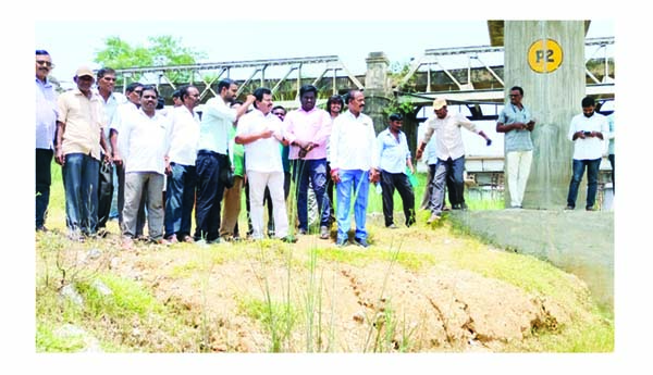 బ్రిడ్జి పనులను టిడ్కో ఛైర్మన్‌ పరిశీలన