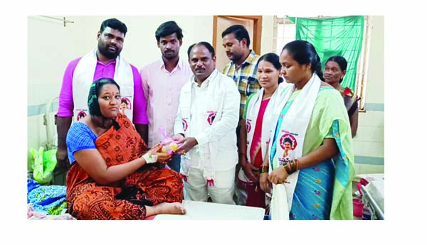 జనసేన ఆధ్వర్యంలో రోగులకు పండ్ల పంపిణీ