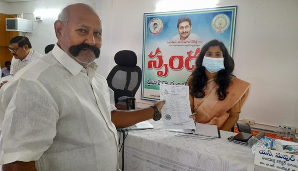 Sarpanch-complains-to-JC-about-tender-delay